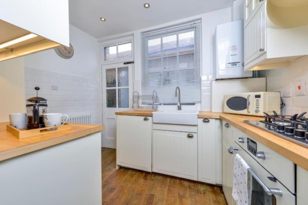 Victorian Townhouse - Stamford Centre - 2 Big Bedrooms, Living Room Kitchen Etc Tastefully Decorated מראה חיצוני תמונה